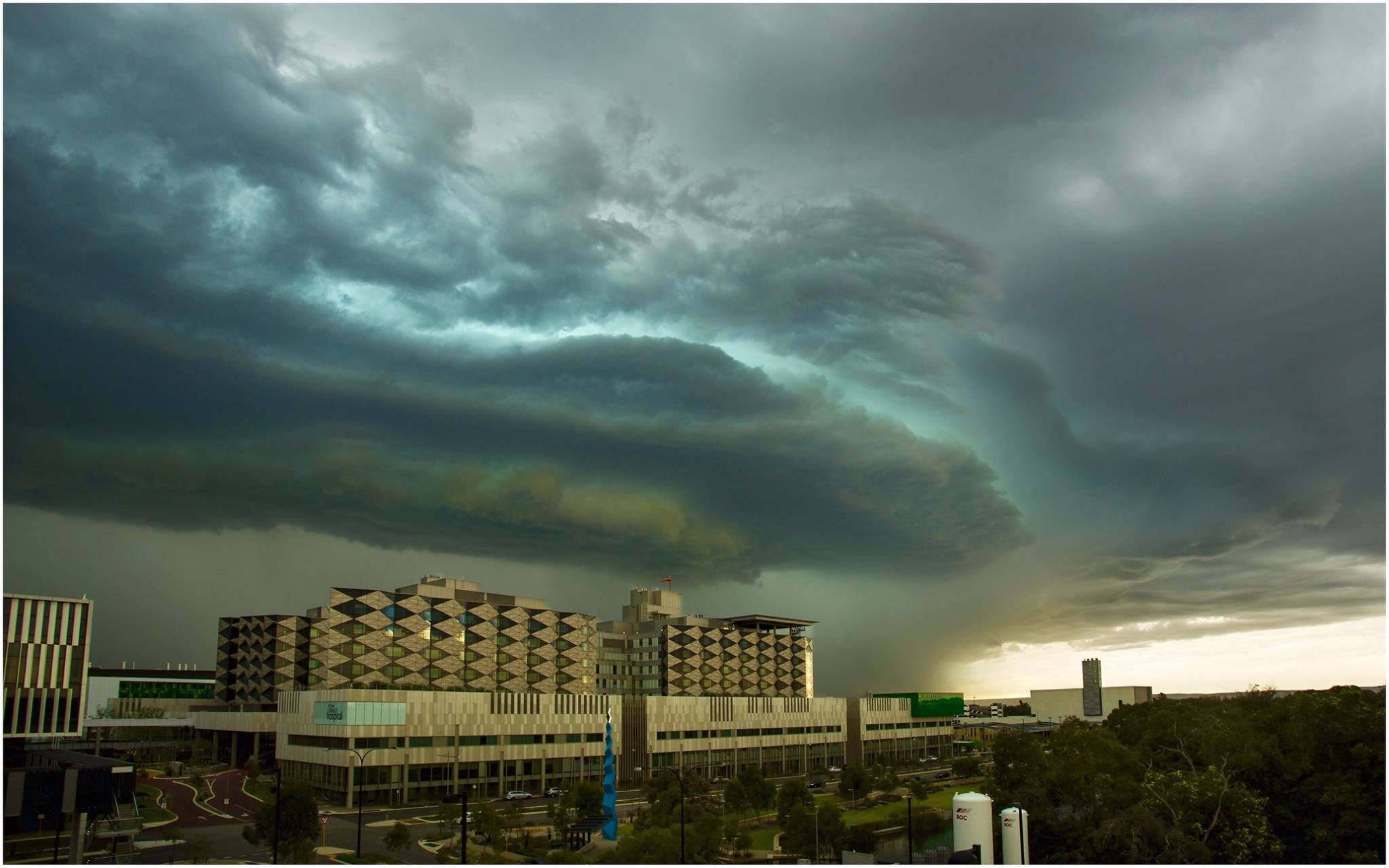 Image: Green-tinged storm cloud over Perth, February 2015. Credit: Ben Clark, cloudtogroundimages.com 